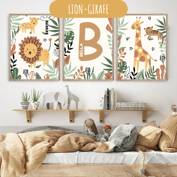 Triptyque d’affiches personnalisables avec lion, girafe et lettre initiale pour une décoration chambre bébé jungle.