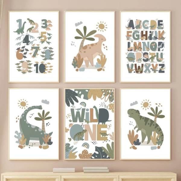 Ensemble d'affiches dinosaures en vert sauge et tons naturels pour chambre d'enfant, avec motifs éducatifs et décoratifs.
