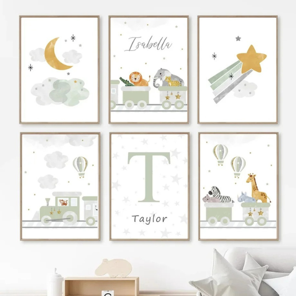 Idée de présentation d’une collection d'affiches sur le thème du train, des animaux et des étoiles en vert sauge pour une décoration murale.