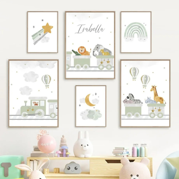 Idée de présentation d’une collection d'affiches sur le thème du train et des animaux en vert sauge pour une décoration murale.