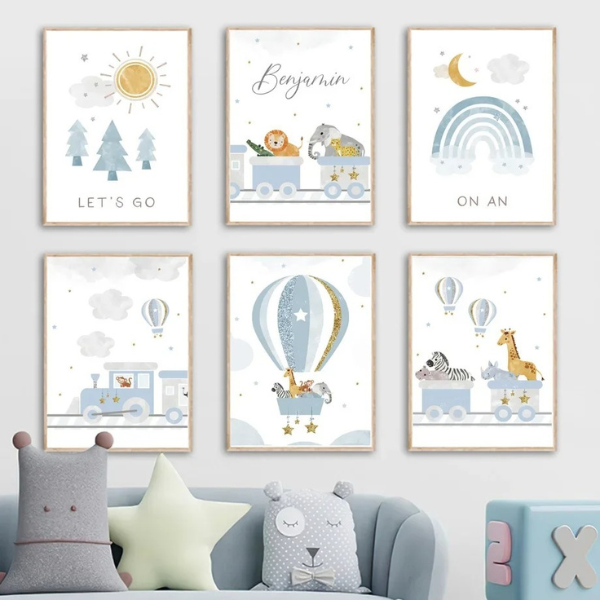 Idée de présentation d’une collection d’affiches sur le thème du train et des animaux en bleu, parfaite pour une chambre d’enfant.