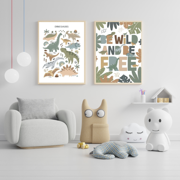 Deux affiches murales sur le thème des dinosaures en vert sauge, parfaites pour une chambre d'enfant à l'ambiance naturelle et apaisante.