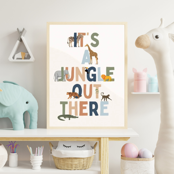 Affiche murale avec l'inscription "It's a jungle out there", mettant en scène des animaux de la savane.