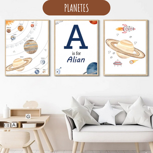 Ensemble d'affiches déco sur l’univers spatial avec fusée, astronautes et système solaire.