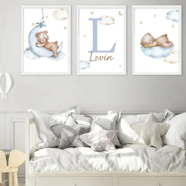 Ensemble de 3 affiches enfant avec oursons, nuages et étoiles dorées. Style doux pour une ambiance apaisante dans une chambre bébé.
