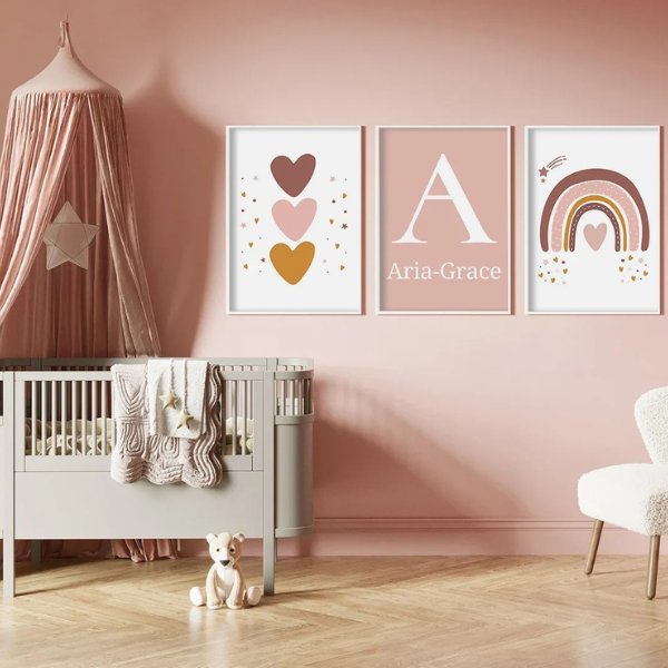 Décoration de chambre bébé terracotta avec affiches arc-en-ciel et initiale personnalisée sur toile canvas