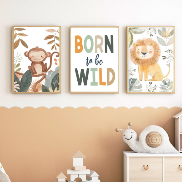 Triptyque de trois affiches avec un singe, un lion et une citation inspirante, parfait pour une déco murale apaisante et naturelle.