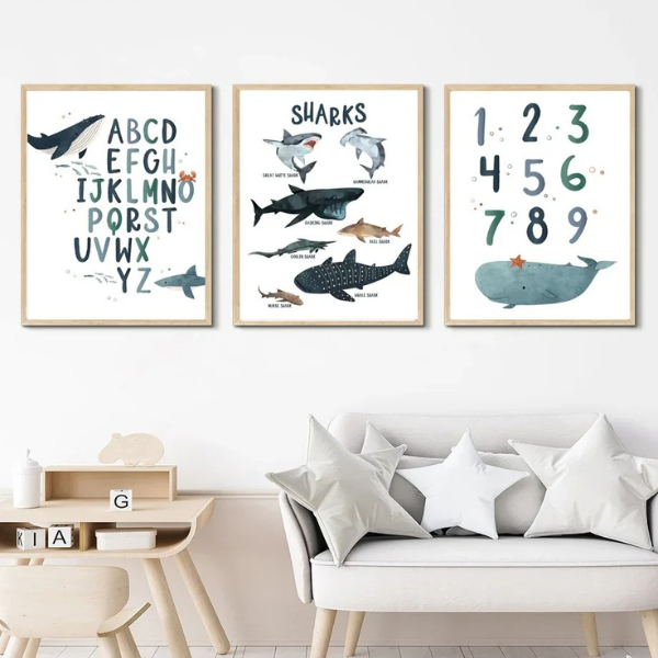 Composition murale d’affiches pédagogiques sur l’océan, avec alphabet, chiffres et animaux marins.