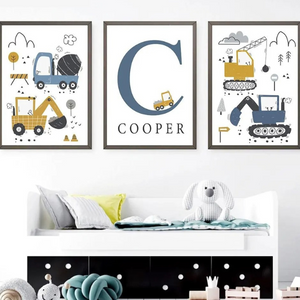 Affiches personnalisées chantier avec prénom, camions et pelleteuses, accrochées dans une chambre d’enfant.