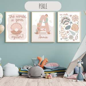 Lot de trois affiches avec illustration de perle, sirène et coquillages pour une chambre enfant féérique.