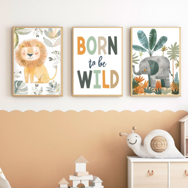 Ensemble de trois affiches avec un lion, un éléphant et une citation "Born to be Wild", idéal pour une chambre sur le thème des animaux de la savane.