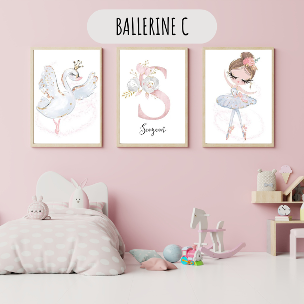 Décoration murale avec un set d’affiches sur le thème ballerine, idéal pour une chambre de petite fille passionnée de danse.
