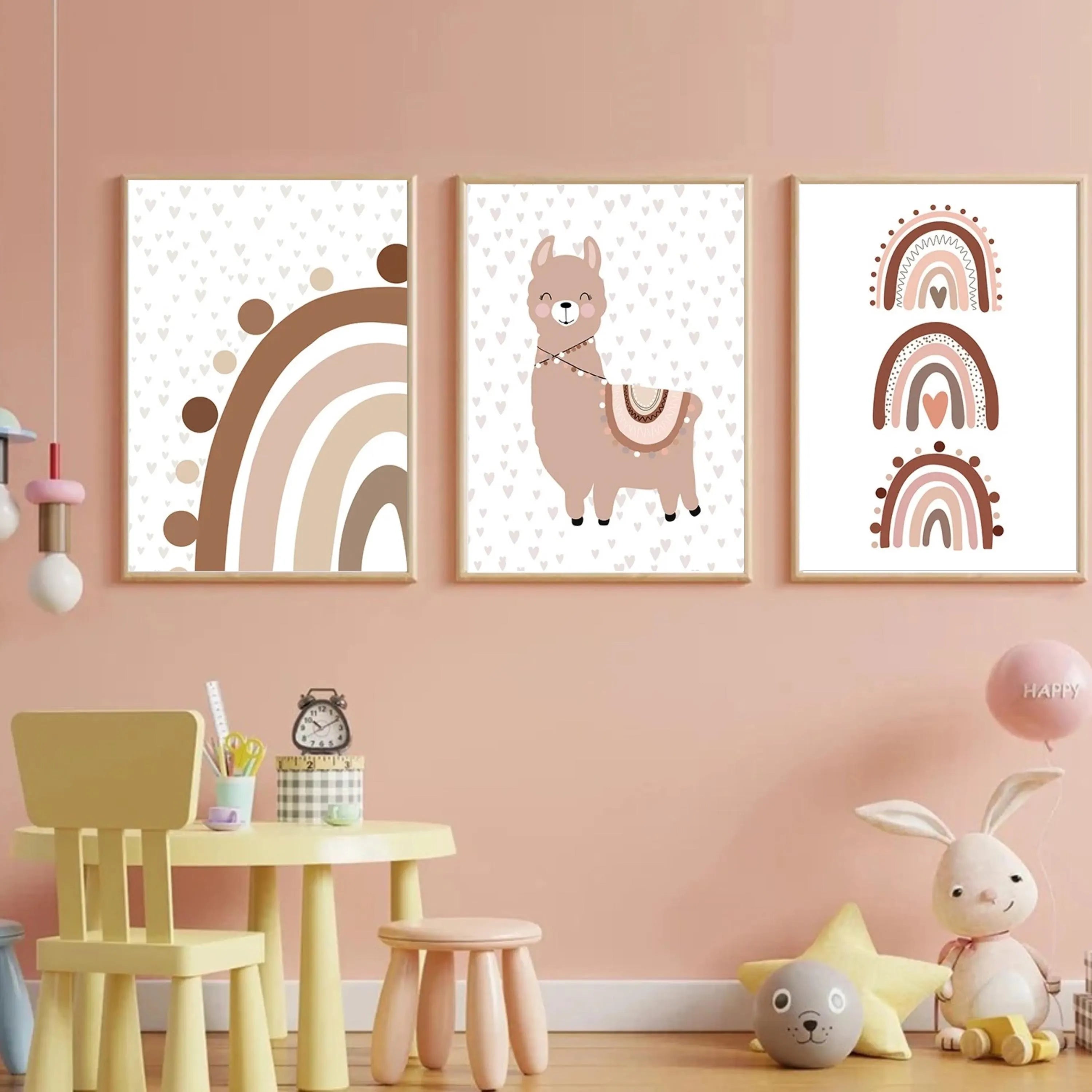 Décoration murale chambre bébé style bohème avec lama illustré, arc en ciel et teintes terracotta et beige