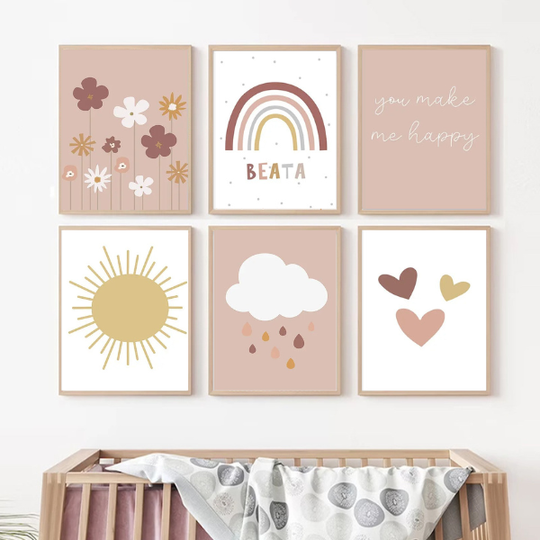 Affiche murale avec arc-en-ciel et prénom personnalisé pour une décoration unique et apaisante dans une chambre bébé terracotta.