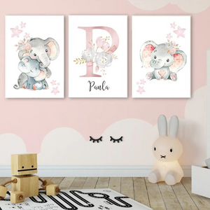 Affiche personnalisée avec initiale et prénom, décorée de fleurs et d’un éléphant, idéale pour une chambre bébé fille ou garçon.