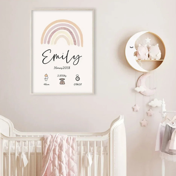 affiche personnalisée naissance suspendue au-dessus d’un berceau avec un arc-en-ciel rose pastel et les détails de bébé