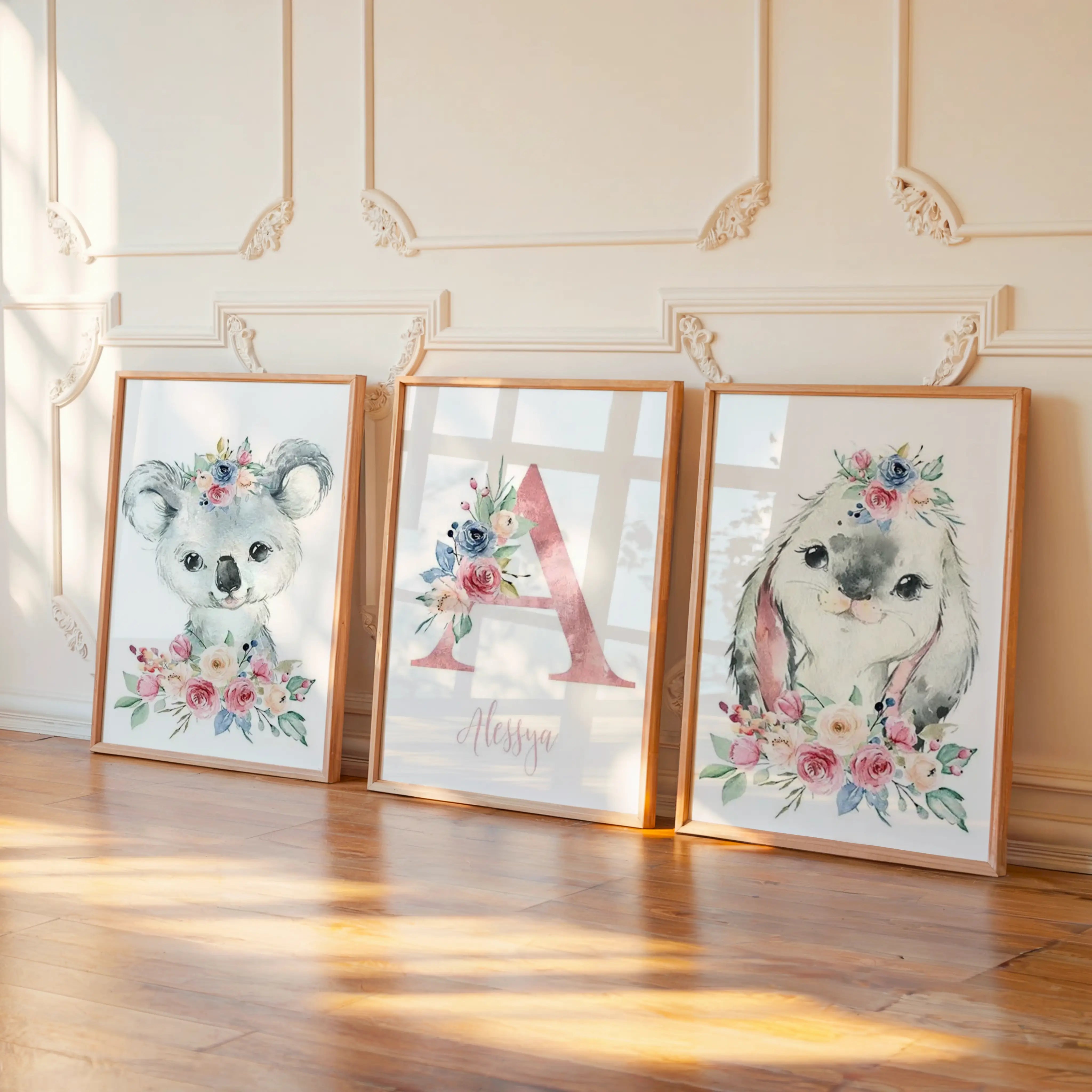 Affiche safari floral personnalisée avec koala et lapin illustrés en style aquarelle, accompagnés de fleurs délicates. Décoration murale chambre bébé douce et élégante.