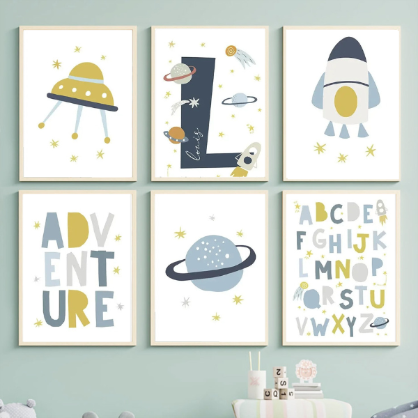 Ensemble de six affiches sur l’espace, incluant fusée, soucoupe volante et alphabet, parfait pour une déco murale chambre enfant.