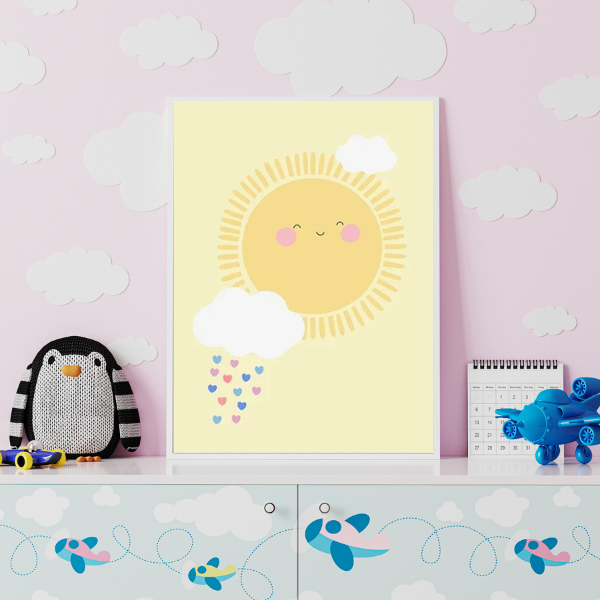Affiche murale avec un soleil souriant et typographie pastel, décoration chaleureuse pour chambre enfant.