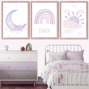 Décoration murale de chambre enfant avec trois affiches pastel représentant lune, arc-en-ciel et nuages dans une ambiance apaisante