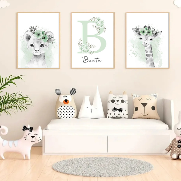 Mise en situation de décoration de chambre bébé avec affiches animaux aquarelle vert sauge