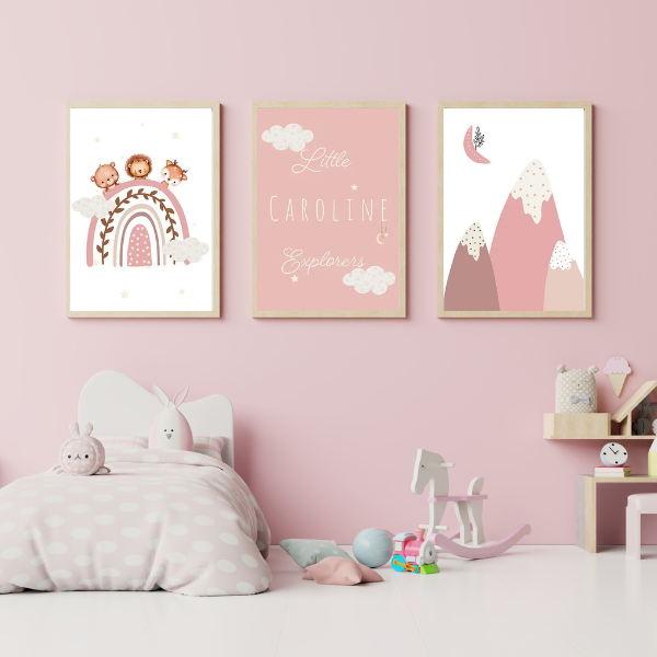 Décoration de chambre bébé avec affiches bohèmes rose, arc-en-ciel et montagne en toile coton