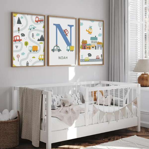 Décoration de chambre bébé avec triptyque d’affiches illustrées sur le thème des voitures et de la route