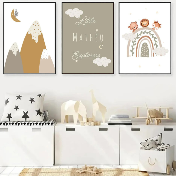 Décoration murale chambre bébé boho avec affiches arc-en-ciel et montagne terracotta