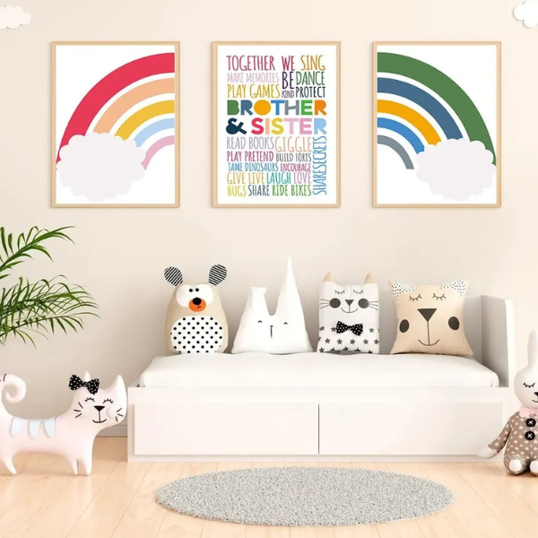 Décoration de chambre enfant avec affiches arc-en-ciel et message positif dans des tons doux