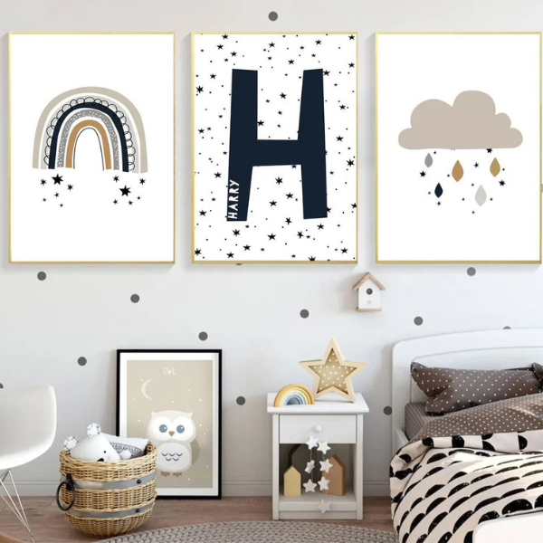 Décoration de chambre enfant avec affiches murales arc-en-ciel, nuage et motifs étoiles dans un univers doux et moderne