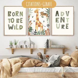 Triptyque d'affiches jungle avec une girafe, des citations "Born to be wild" et "Adventure" pour chambre bébé.