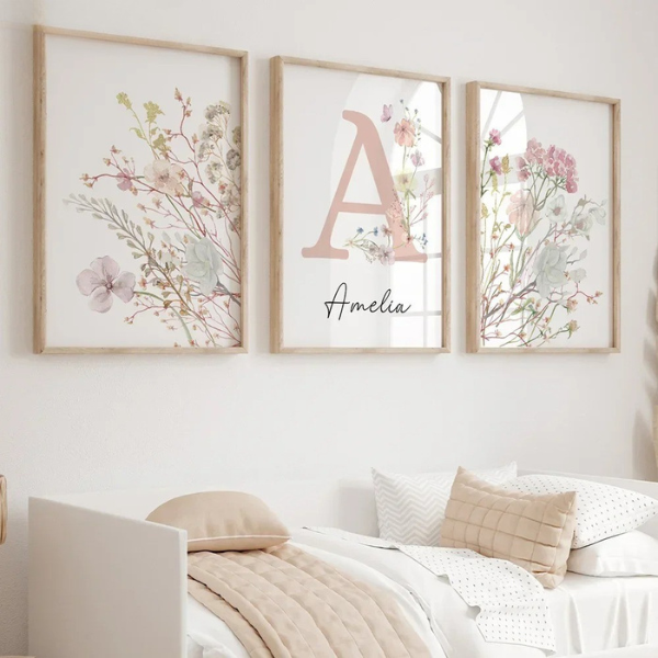 Lot de 3 affiches florales personnalisables avec fleurs séchées et initiale rose poudré. Parfait pour chambre enfant.