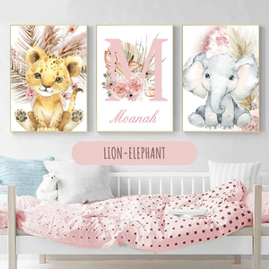 Affiches murales bébé personnalisées avec lionceau, lettre initiale et éléphant sur fond fleuri, décoration chambre fille.