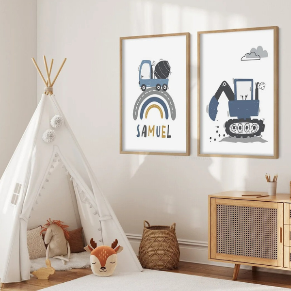 Duo d'affiches personnalisées sur le thème du chantier avec un prénom, encadrées dans une chambre d'enfant avec une tente tipi.