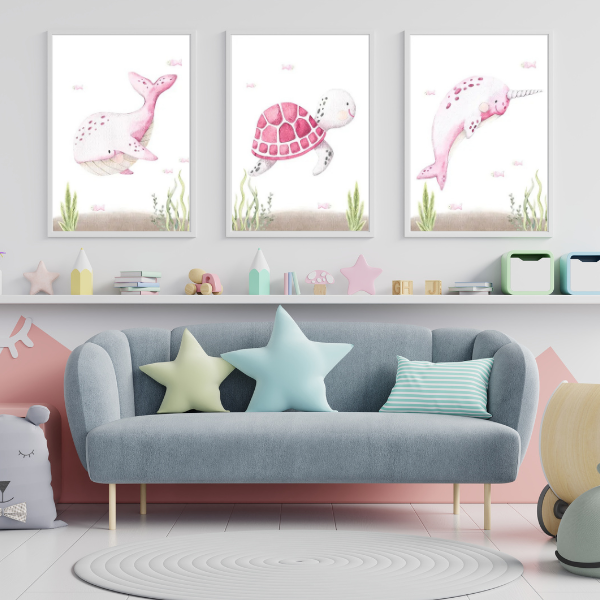 Ensemble de trois affiches murales sur le thème marin avec tortue, baleine et dauphin rose, parfait pour une chambre de fille.