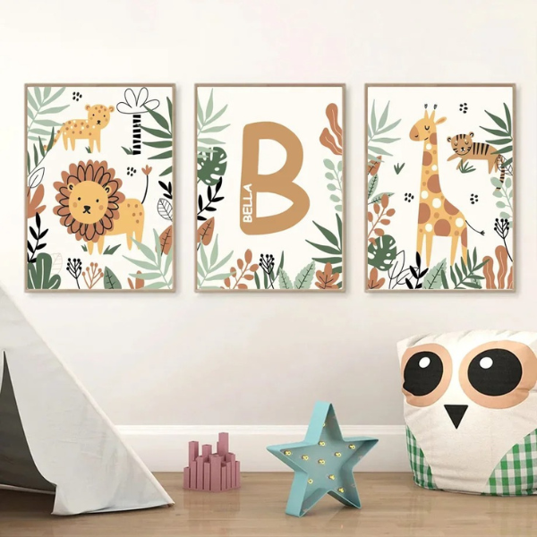 Décoration murale d’une chambre bébé sur le thème safari avec des affiches animaux.
