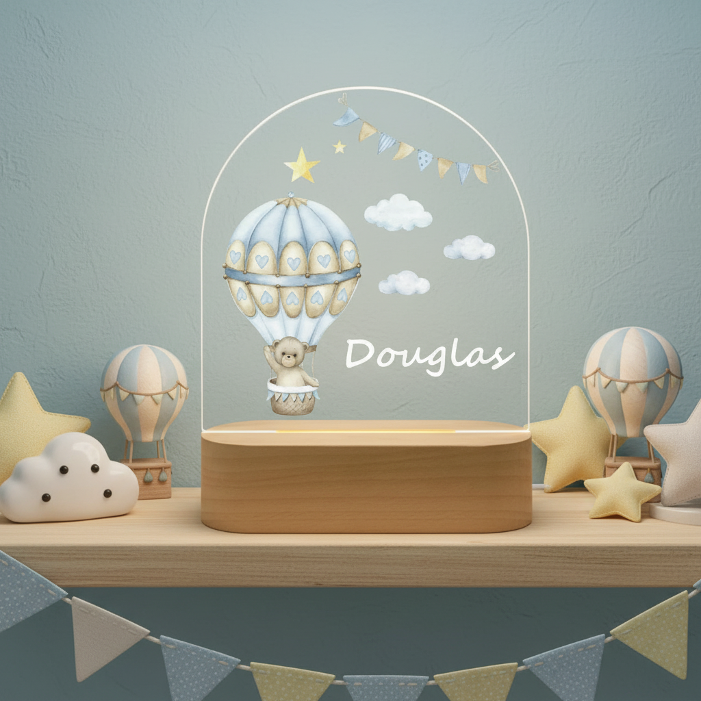 Lampe montgolfière décorative avec ours posée sur une étagère de chambre enfant