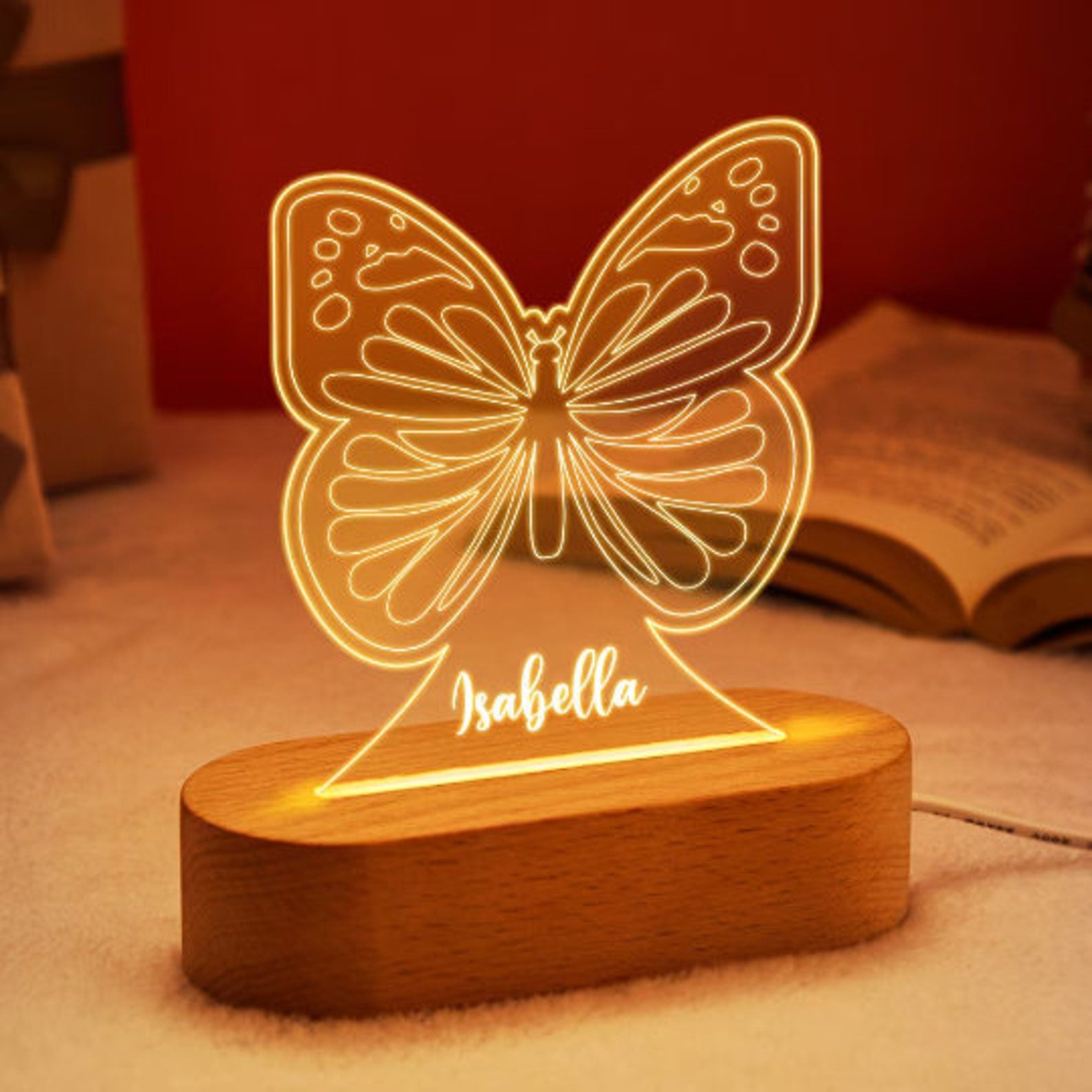 Veilleuse personnalisée papillon avec prénom – Lampe LED douce avec base en bois, idéale pour une chambre de bébé et un cadeau de naissance ou baptême.