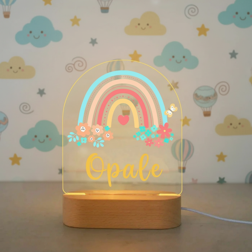 Détail de la veilleuse LED enfant arc en ciel avec base en bois naturel