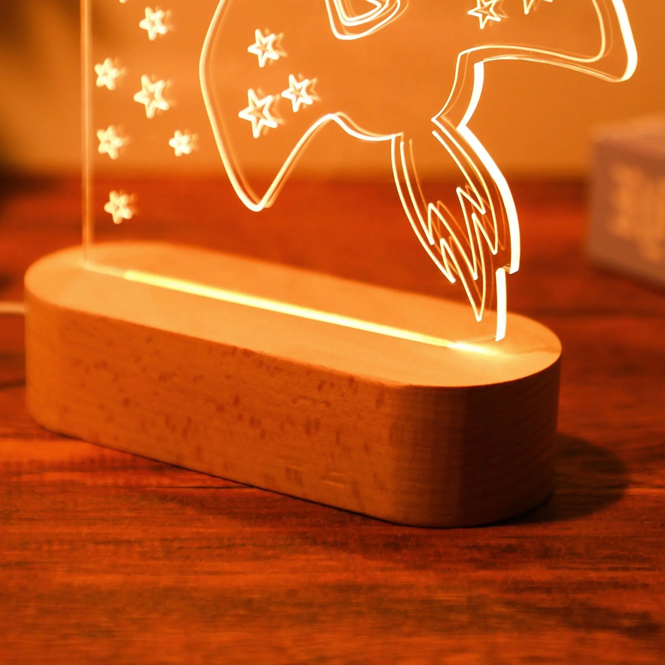 Veilleuse fusée personnalisée avec prénom – Lampe LED douce avec base en bois, idéale pour une chambre d’enfant et un cadeau de naissance, baptême ou anniversaire.