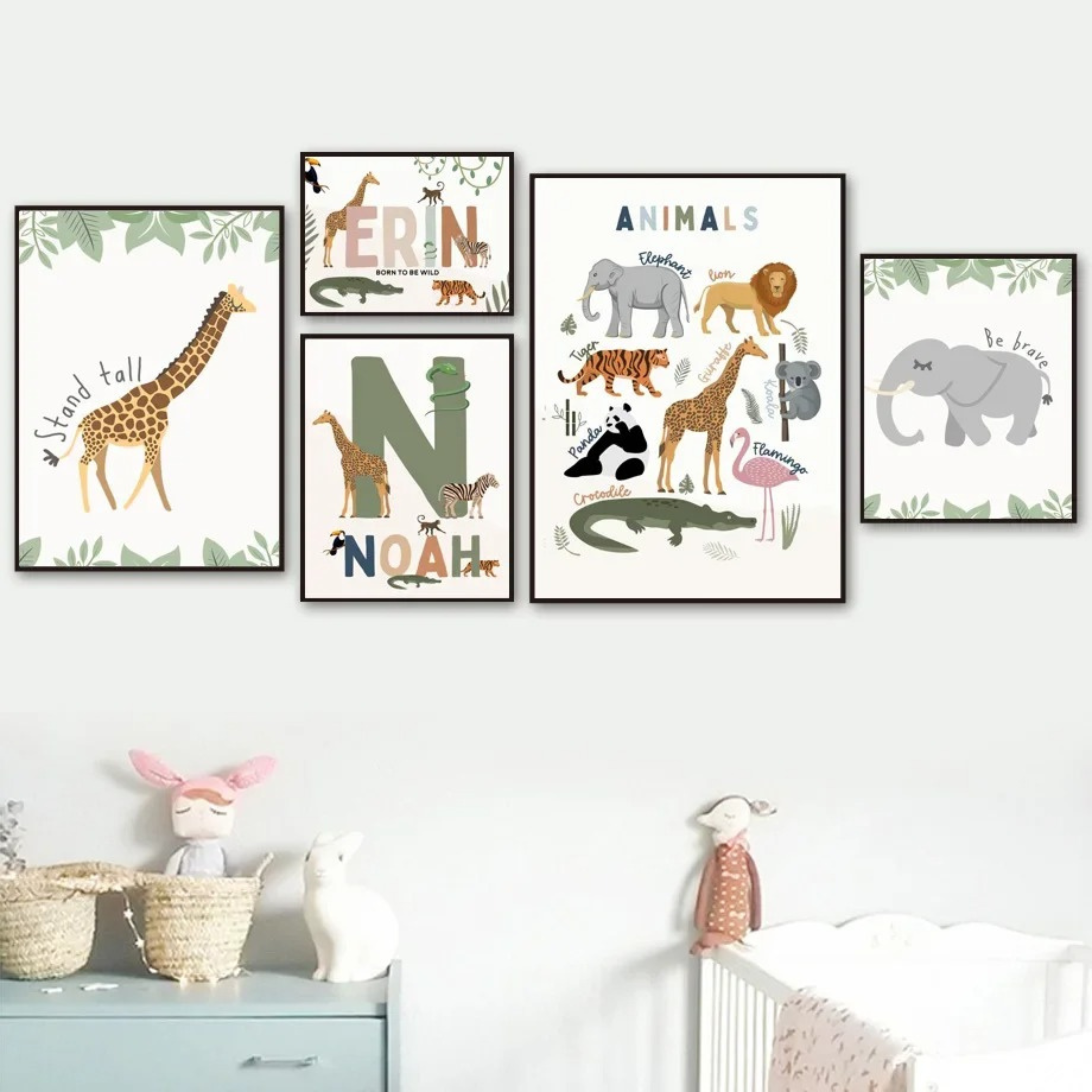 Affiches safari installées dans une chambre de bébé à l’ambiance douce et naturelle