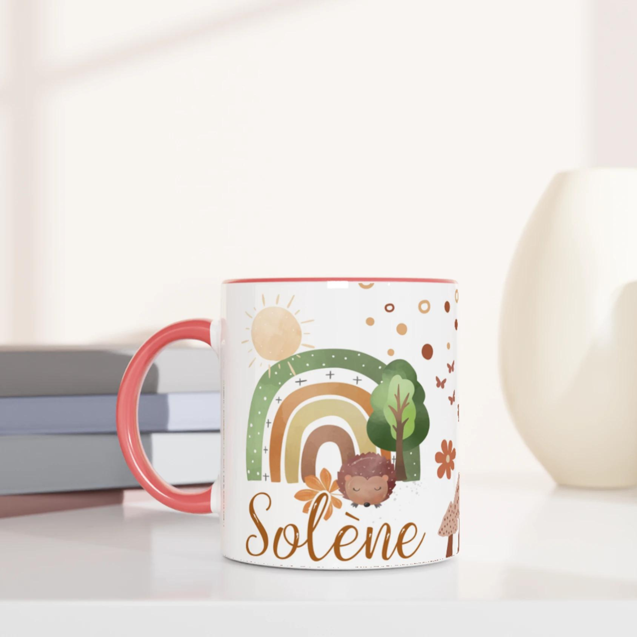 Tasse personnalisée avec arc-en-ciel automnal et éléments de la forêt, intérieur rose, idéale pour un cadeau tendre et bohème.