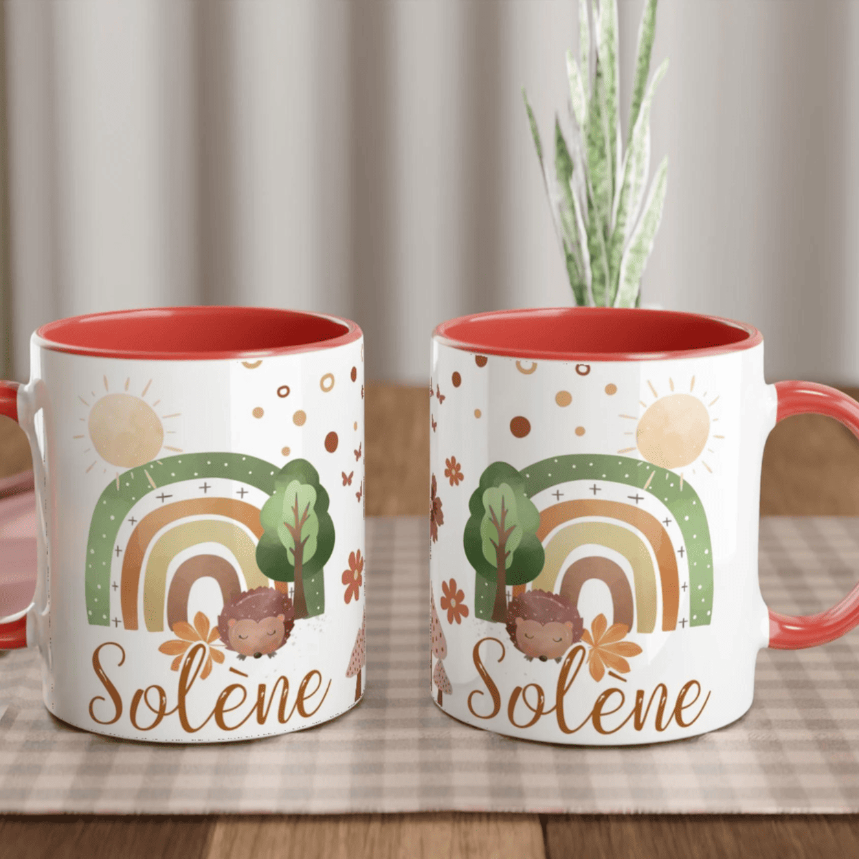 Mug personnalisé avec arc-en-ciel en tons terreux et hérisson mignon, intérieur rouge, parfait pour un cadeau bohème et unique.