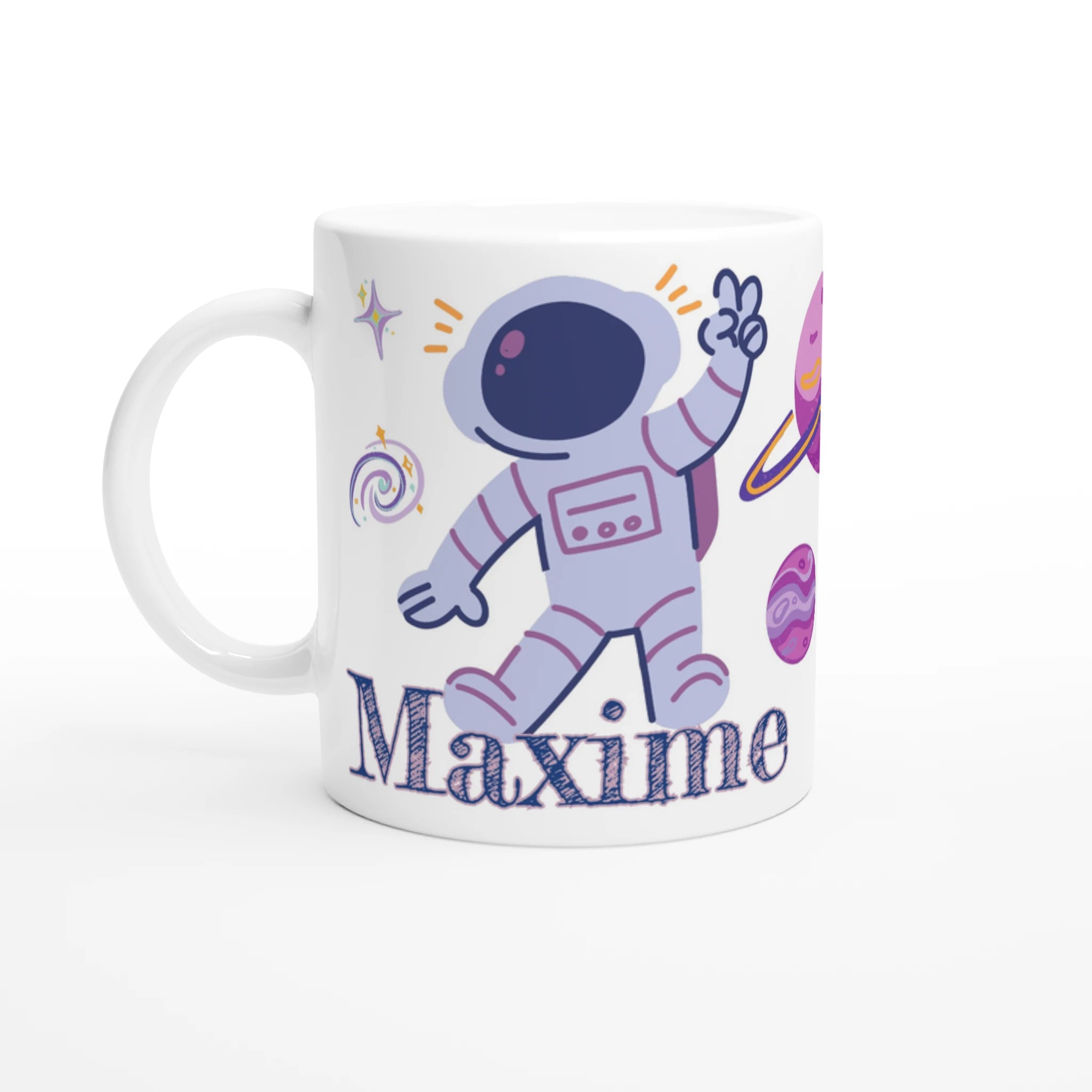 Mug personnalisé tout blanc avec illustration d’astronaute et soucoupe volante, un cadeau parfait pour les petits explorateurs de l’espace