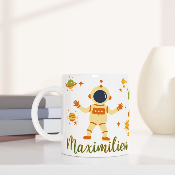 Mug personnalisé tout blanc avec astronaute et fusée entourés de planètes et étoiles, idéal pour un cadeau enfant original.