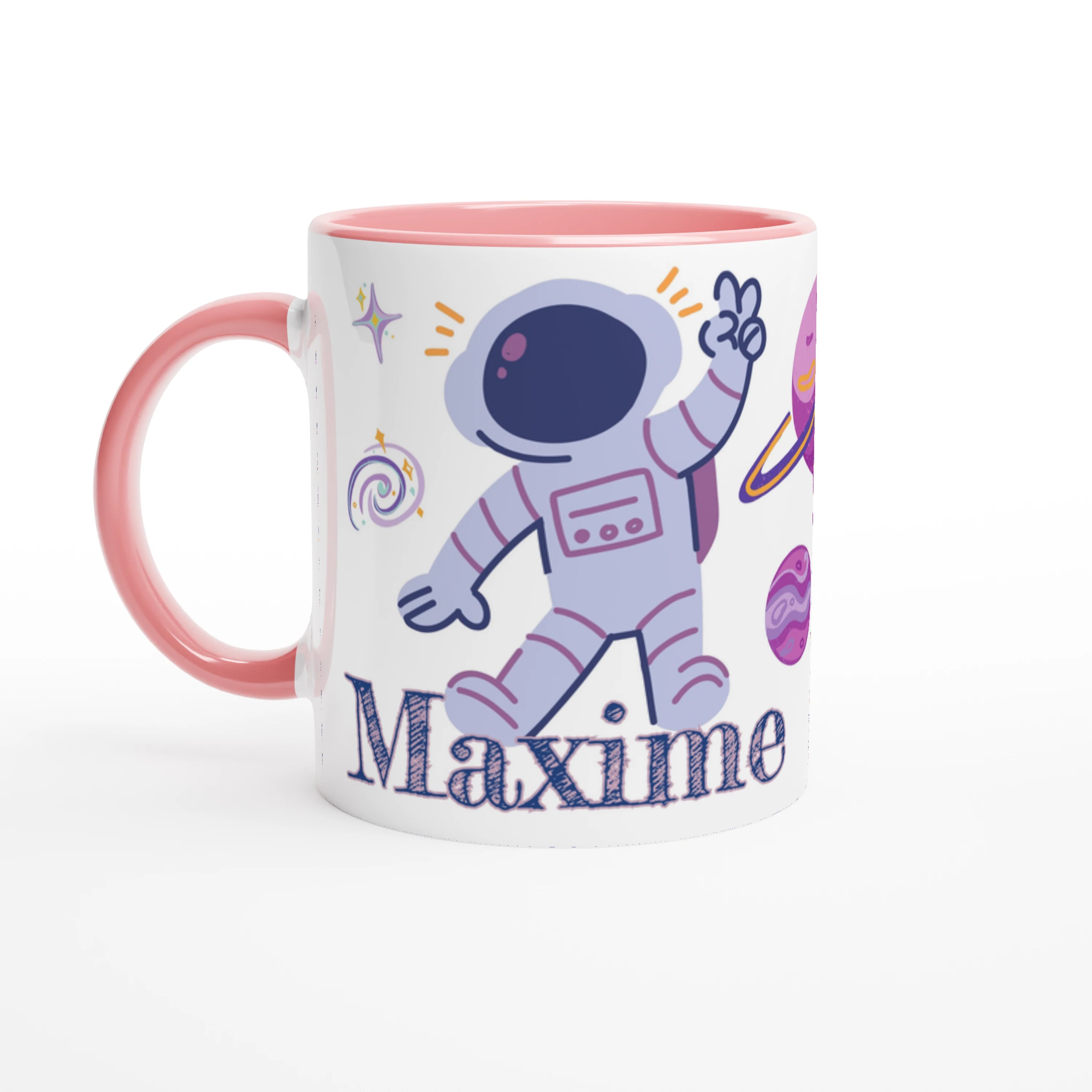 Tasse personnalisée avec astronaute en combinaison violette et planète, intérieur rose, idéale pour un cadeau féerique.