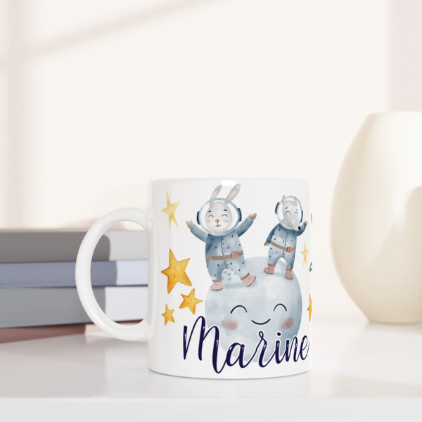 Mug personnalisé tout blanc avec illustration de lapins astronautes flottant dans l’espace, parfait pour un cadeau enfant original.