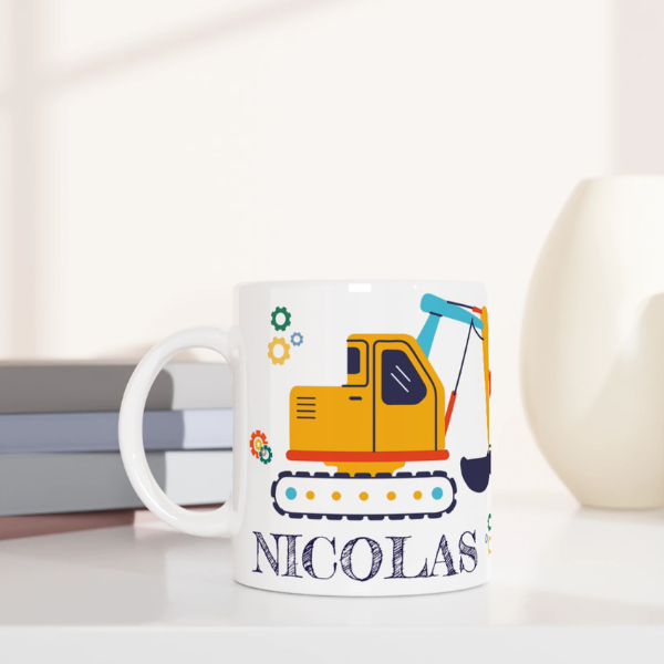 Mug personnalisé tout blanc avec engins de chantier et panneaux de construction, idéal pour un cadeau fun et original.