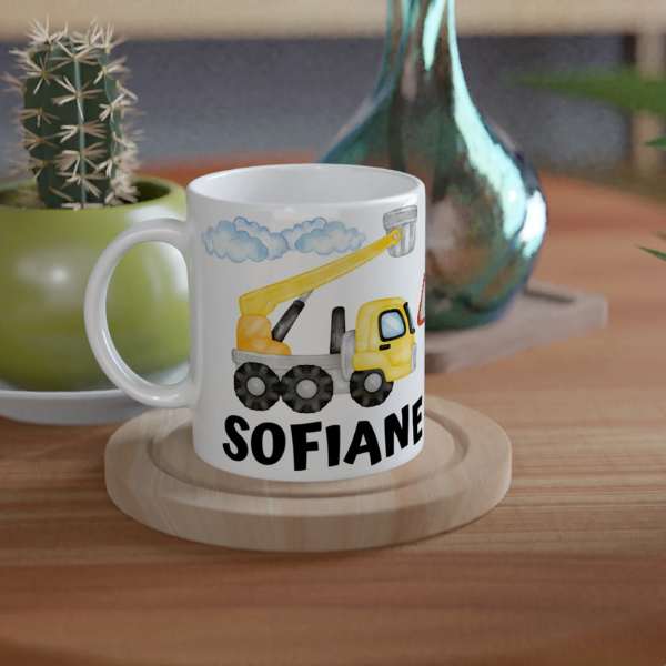 Mug personnalisé tout blanc avec camions de chantier et tracteurs en aquarelle, parfait pour un cadeau ludique et original.