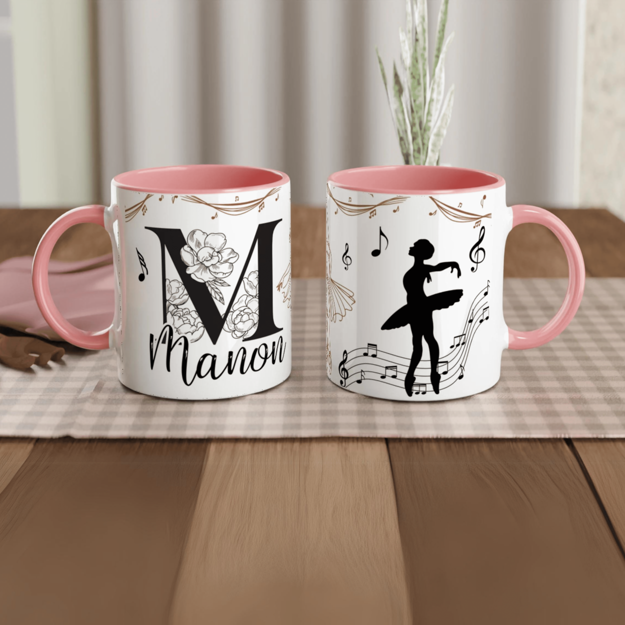 Tasse personnalisée avec prénom, design de danseuse classique et notes de musique, intérieur rose, cadeau idéal pour les petites et grandes passionnées.